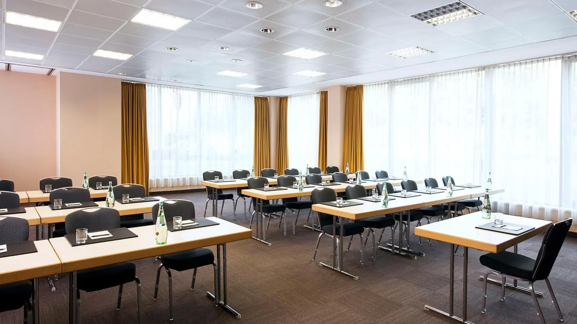 **** Hotel Nh Duesseldorf City Niemcy